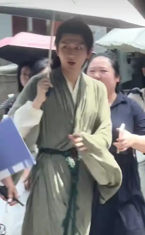 组图真热心市民李莲花成毅新剧片场边走边劝架
