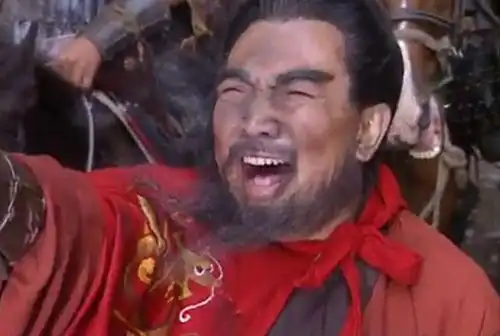 三国的幕后演员漫天要价,鲍国安被误认为是群演,待遇特惨