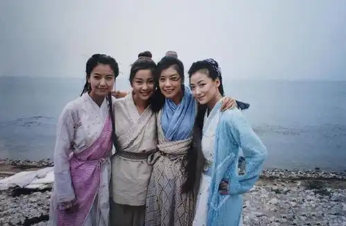 倚天陈紫函晒庆生照,45岁颜值逆生长,嫁小9岁老公生活幸福