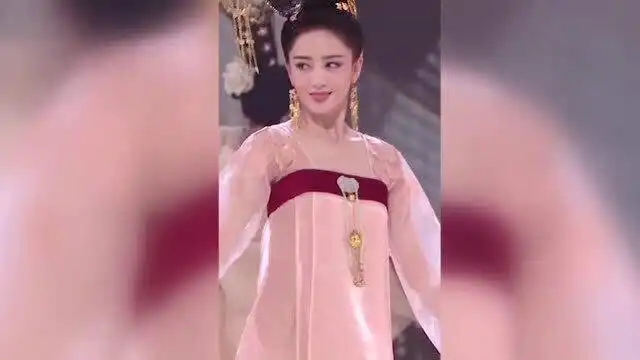 古装佟丽娅魅力全开,可爱弟弟吴磊上线,迪丽热巴短发造型
