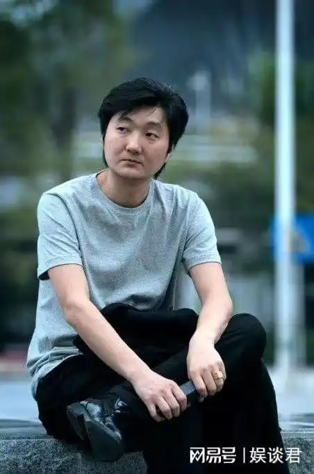 董洁旧爱王大治罕露面约美女踢球狂喘气,45岁头发花白胡子拉碴
