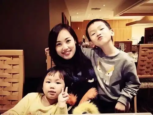 王宝强前妻马蓉移民澳洲,将儿子接到身边生活,宋喆已出狱回家养猪