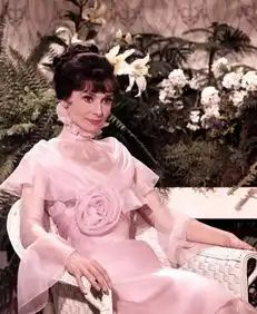 奥黛丽赫本的双重蜕变从下层卖花女到贵妇人窈窕淑女