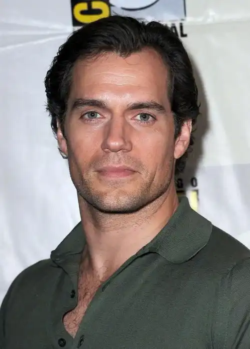 亨利卡维尔拍戏腿部受伤剧组拍摄陷入混乱