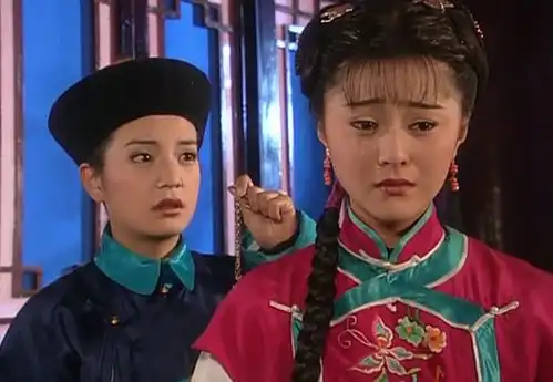 小燕子深夜溜出宫,竟偷偷带了这么多金银珠宝,还能藏头顶