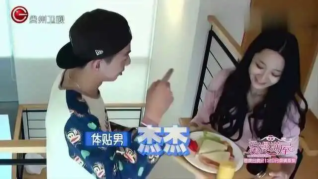 男嘉宾主动上楼送早餐,根本不管别的女嘉宾,好尴尬
