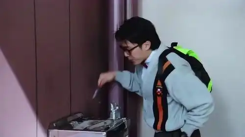天都快黑了还没找到教室,星爷你确定你是来上课的吗
