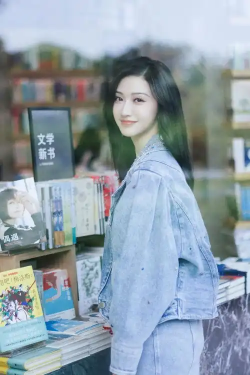 组图景甜最新日常穿搭解析,童趣牛仔套装搭配夏日氛围感满满