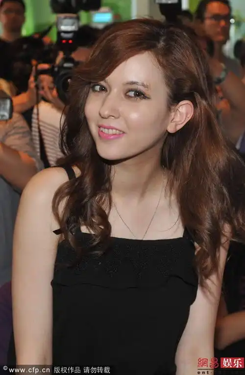 泷泽萝拉巨乳撑破衣遭宅男粉丝揩油
