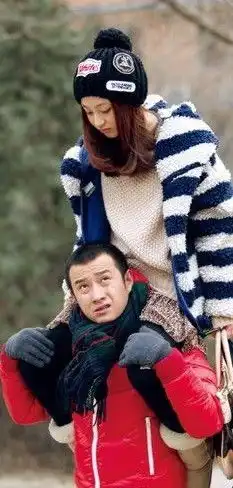 女演员拍戏要坐上男演员肩膀