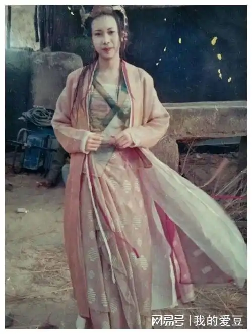 大话西游珍贵照片星爷一如既往,朱茵最惊艳,她却令人唏嘘