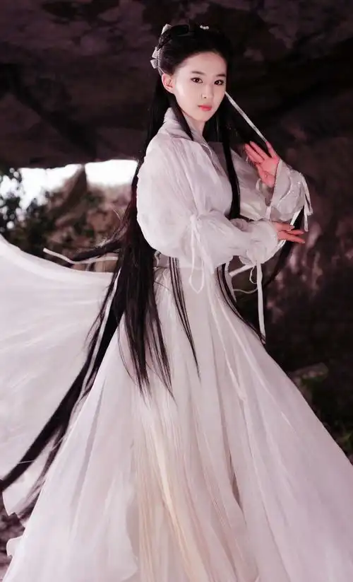 刘亦菲杨幂同框旧照引关注,杨幂变成熟,15年来刘亦菲依然仙气