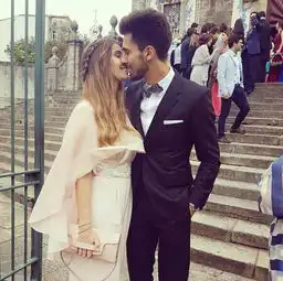 巴萨新队草娇妻美若天仙还是个长腿牙医