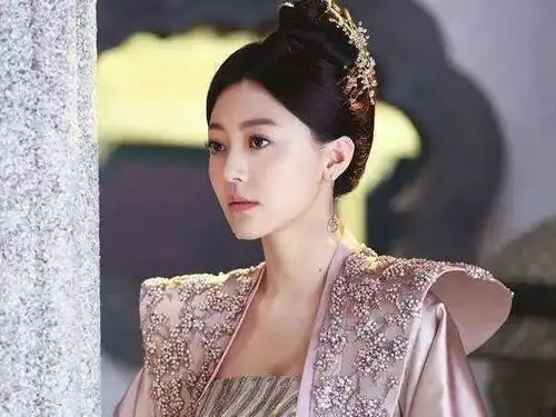 三生三世得罪白浅的人,都被白浅教训,唯独她让白浅下跪