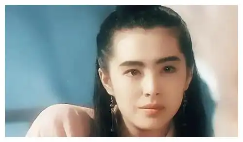 王祖贤年轻剧照曝光,当年旁边的小记者,已经成为天王
