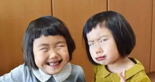 这位妈妈给女儿拍了1000张丑照,网友们笑称是亲妈无误