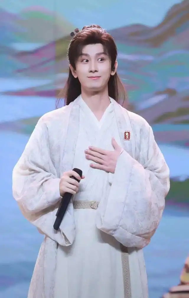 莲花楼演唱会,成毅跳舞太可爱了
