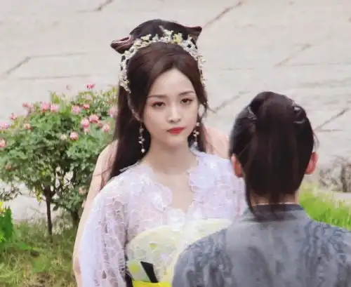 火箭少女李子璇转型当演员,古装新剧引热议满脸女团妆还染发
