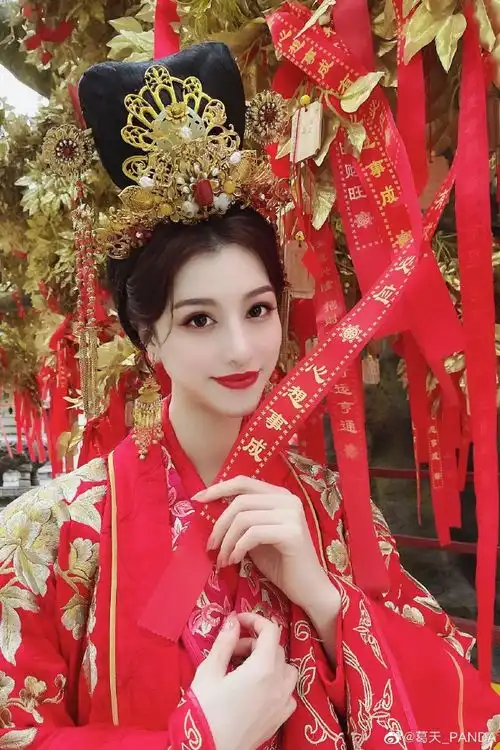 葛天红衣古风造型,又美又飒,真是太适合古装了
