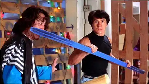 影视中成龙5大道具战,众所周知,没人可以在家具城打败成龙大哥
