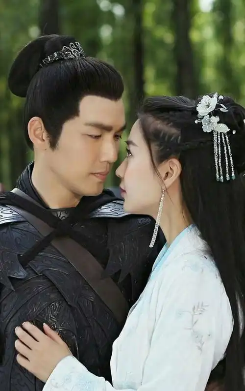 angelababy露脐装亮相,隐约现出妊娠纹,网友肚皮黝
