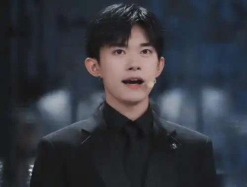 易烊千玺和刘浩存同框,穿情侣礼服站位超甜,身高差配一脸