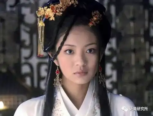 脸部五官粗糙的她,总爱演第一美人比杨紫还尬,被网友喷成筛子
