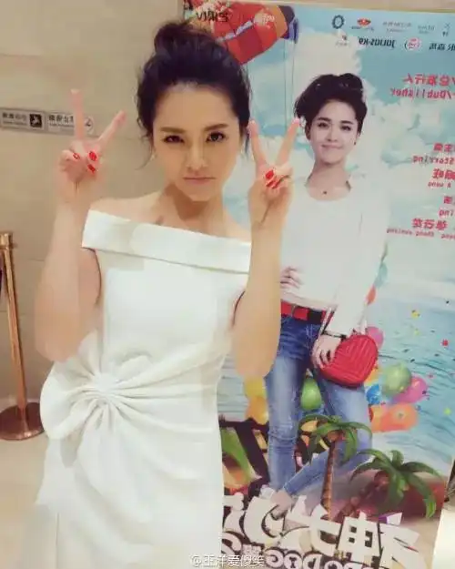 因戏生情和比自己大四岁的男演员领证,网友称对的时间遇见对的人
