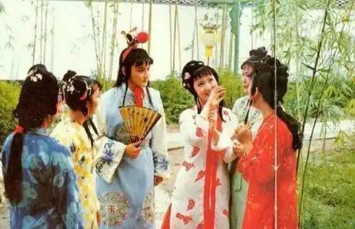 87版红楼梦花絮陈晓旭入戏时停不下来,裙子磨破好几条