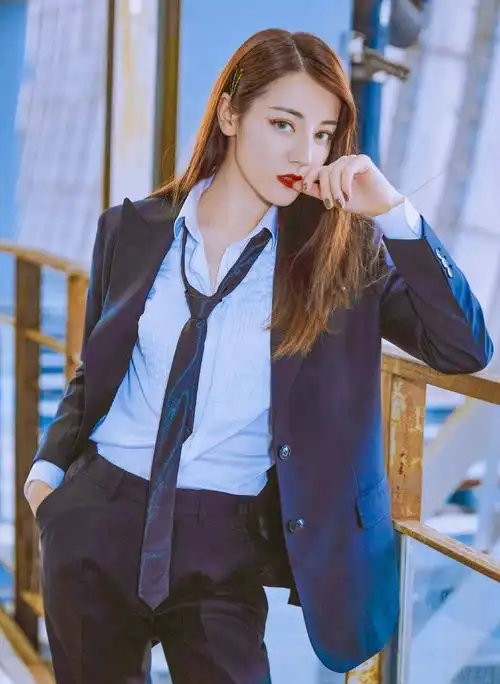 女明星西装造型鞠婧祎精致杨幂女强人,迪丽热巴有点妩媚