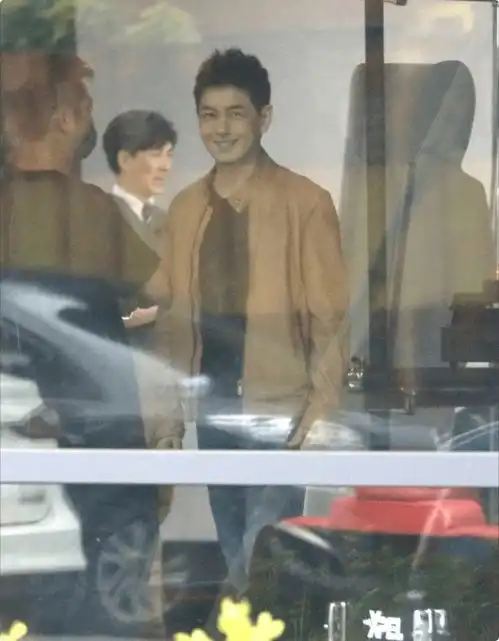 林志颖开特斯拉上班,和亲弟弟合体捞金,兄弟俩有商有量感情极佳