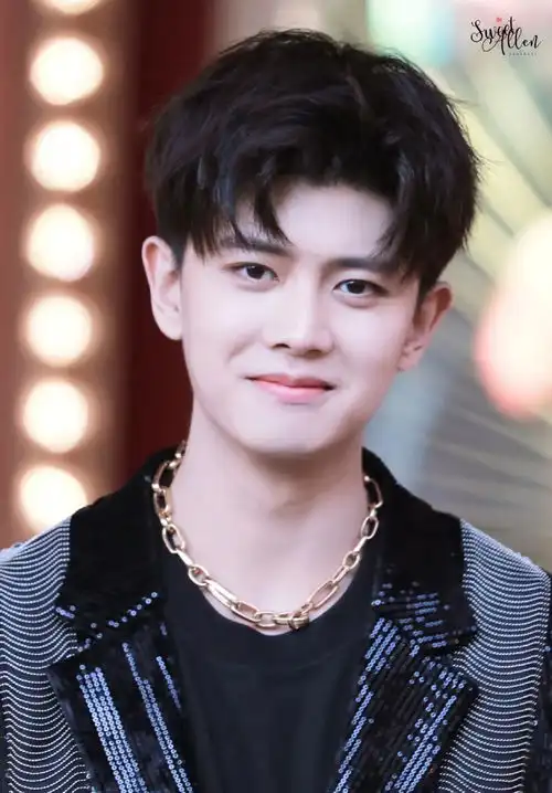 任嘉伦壁纸你是那么青春活力,总是散发着阳光灿烂的笑容