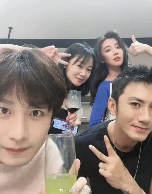 组图莲花楼举办庆功宴成毅肖顺尧王鹤润举杯合照