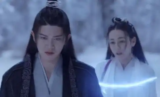 与君初相识片场聂欢跟组照顾任嘉伦,还托老公问热巴要签名