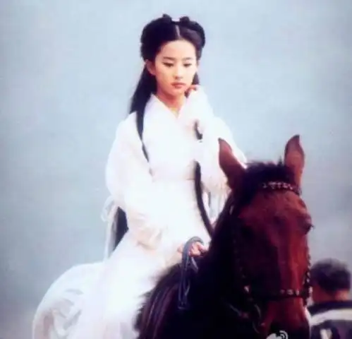 古装美人与马同框杨幂纤弱赵薇惊艳,最后一位经典不可超越