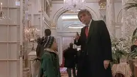 网友请愿给特朗普抠图换脸,唐纳德特朗普在小鬼当家2只有5秒客串镜头,但网友们请愿要求片方将其脸抠掉换成库尔金40岁的脸,请愿被麦考利库尔金点赞回复可以
