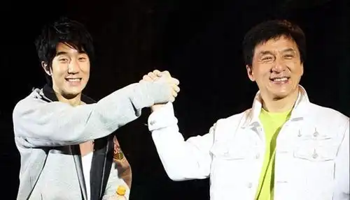 曝成龙即将荣升公公儿子稳定交往小11岁女友,曾与郭富城传绯闻