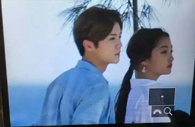 鹿晗关晓彤甜蜜暴击路透来袭,双人车情侣装
