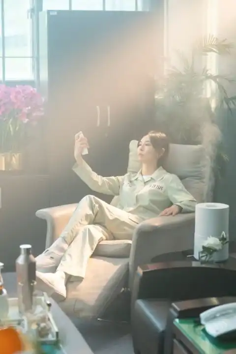 thepenthouse3版的机智牢房生活柳真金素妍囚服剧照公开,千瑞璡的牢房还有沙发椅xd