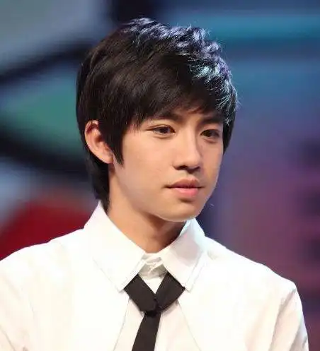 他年少成名后因意外毁容,如今被称男版容嬷嬷,遭网友痛骂