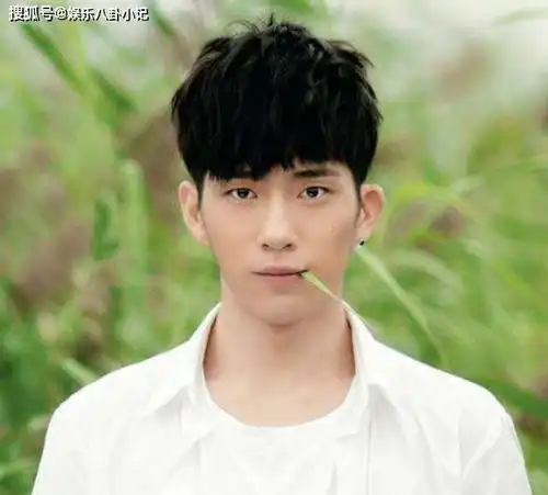 出生28天被父母抛弃,奶奶捡破烂把他养大,成影帝后父母却来相认