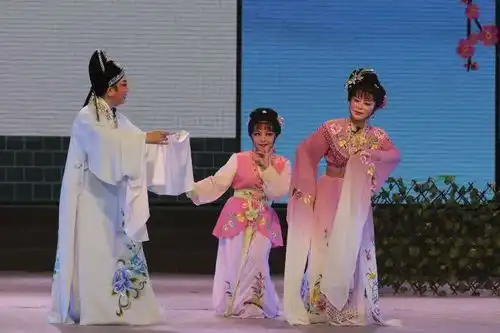 梁祝化蝶红楼梦周末来左边右边看越剧
