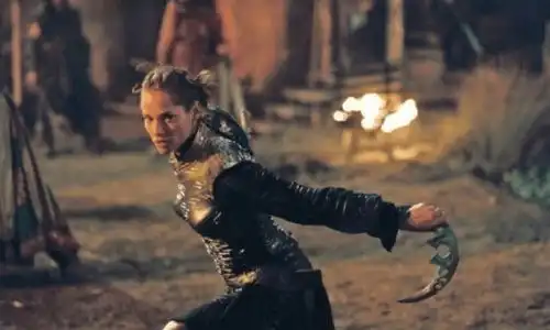 穿着prada的女王四这只玻璃鞋,想尽办法要套在她的脚上
