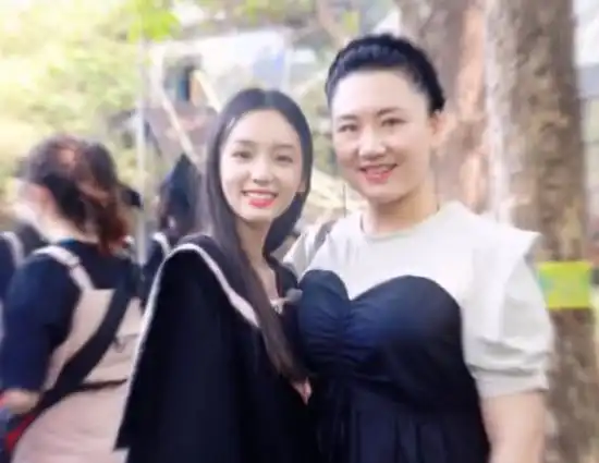 北电老师晒照庆祝王俊凯关晓彤张子枫均出镜,被赞桃李满天下