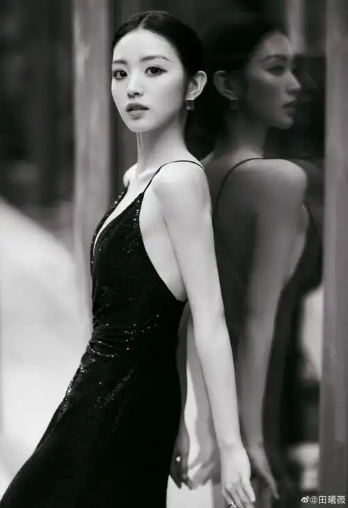 和奖杯最配的,是影后的肱三头肌
