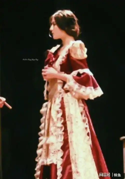 迪丽热巴不愧是人间洋娃娃早期舞台照曝光,古堡里走出来的公主