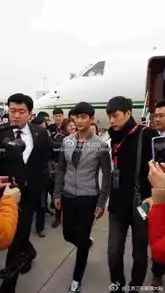 星星金秀贤现身南京录制节目向粉丝打招呼表情呆萌