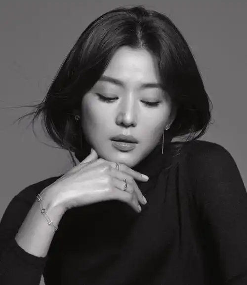 39岁全智贤最新剧照曝光,素颜略显憔悴疲惫但女神气场依旧强大
