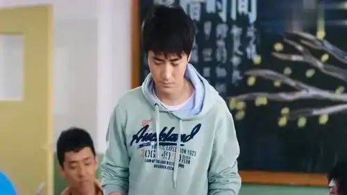 匆匆那年方茴婉拒陈寻的表白,陈寻不开心冲女同学发脾气