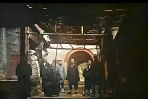 法国富豪曝出一组晚清彩照格格妆容恐怖,颐和园仿佛天堂
